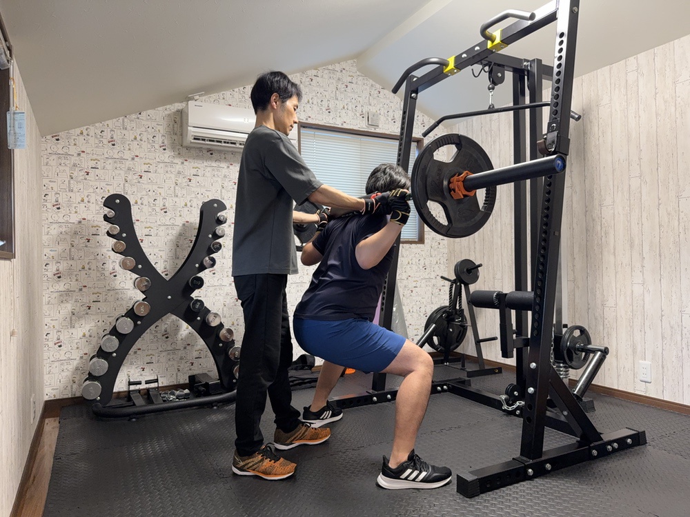 熊本市のパーソナルジム「Personal Gym Nishioka」でベンチプレストレーニングを行う40代男性会員の様子