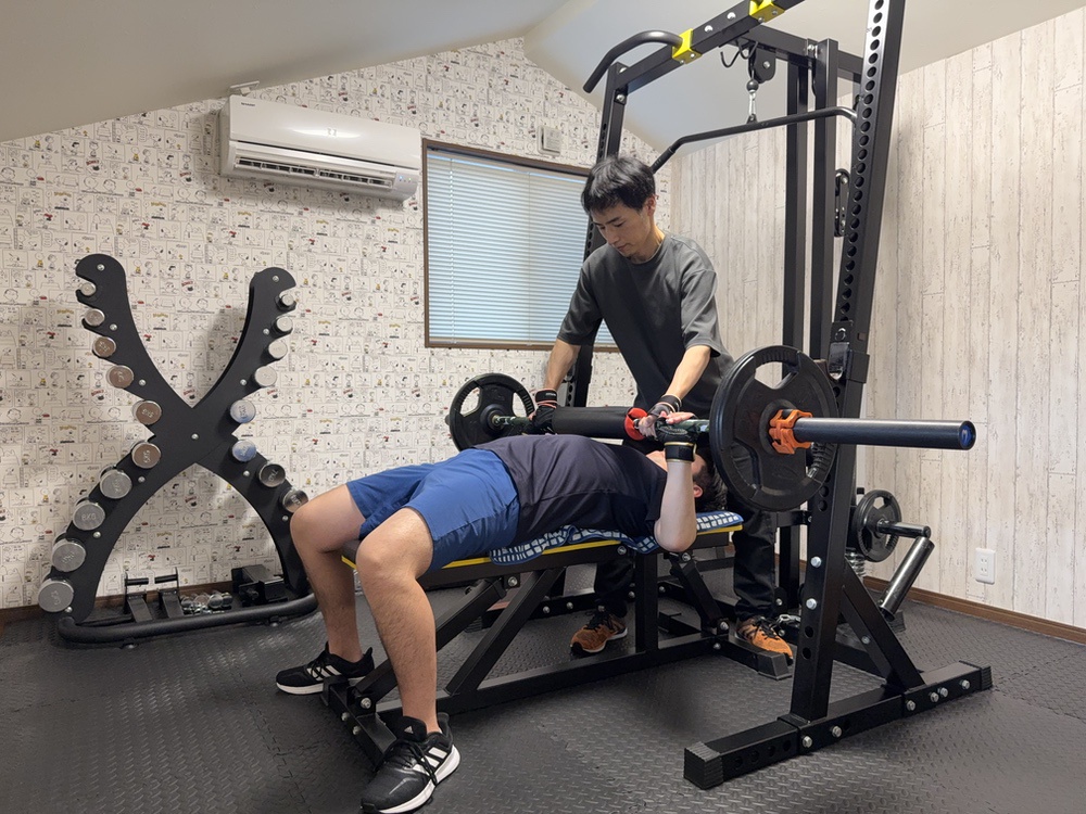 熊本市のパーソナルジム「Personal Gym Nishioka」でベンチプレストレーニングに集中して励む40代男性会員の様子
