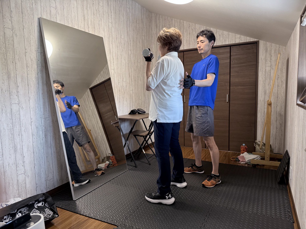 熊本市のパーソナルジム「Personal Gym Nishioka」で上腕二頭筋を鍛えている70代女性会員の様子