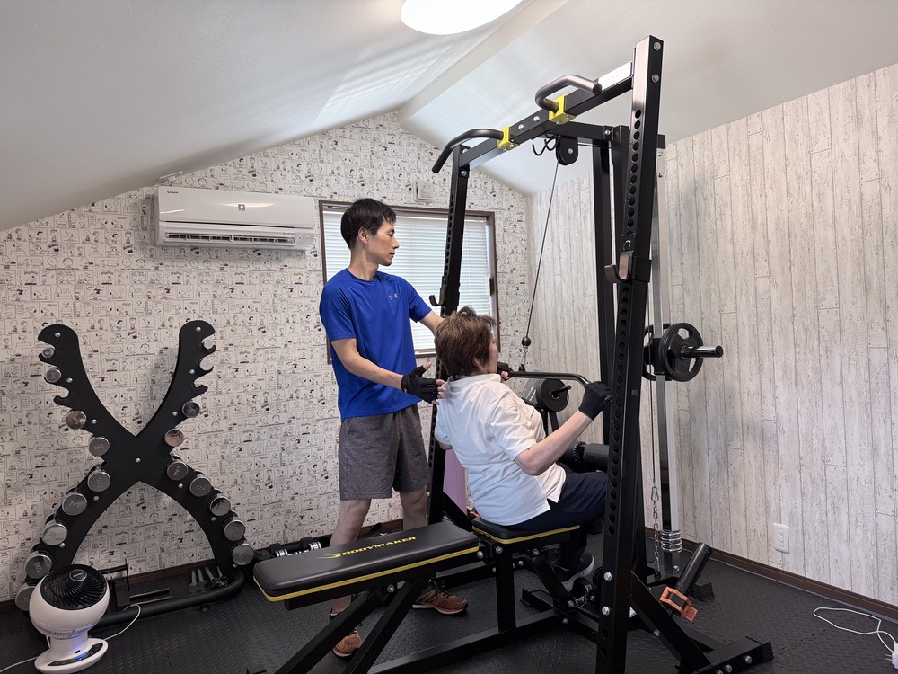 熊本市のパーソナルジム「Personal Gym Nishioka」で上半身を鍛えている70代女性会員の様子